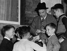 Titre original&nbsp;:  Rt. Hon. W.L. Mackenzie King, Prime Minister of Canada, with children, on the day of the plebiscite concerning the introduction of conscription. 