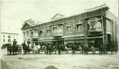 Titre original&nbsp;:  Courtesy Saskatoon Public Library. Street view of J.F. Cairns Store, 204-222 2nd Avenue South (near corner of 21st Street), next to corner he sold to Bank of Commerce. Lined up in street are nattily dressed men with horses and buggies. [before July 1912]
Creator/Photographer:	McKenzie, Peter.