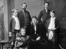 Titre original&nbsp;:  Lord and Lady Aberdeen and family. L. to R. – standing: Dudley Gordon, Lord Aberdeen, George Gordon, and Archie Gordon – seated: Marjorie Gordon and Lady Aberdeen. 
NATIONAL LIBRARY AND ARCHIVES; MIKAN 3423567