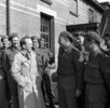 Titre original&nbsp;:  Hon. T.C. Douglas, Premier of Saskatchewan, talking with Private P. Campbell of The Saskatoon Light Infantry (M.G.), Barneveld, Netherlands, 29 April 1945
Library and Archives Canada, PA-138035
MIKAN no. 3524858 