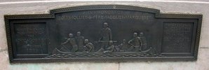 Titre original&nbsp;:    In honor of Louis Jolliet and Pere Jacques Marquette On the bridge over Chicago River on Michigan avenue, Chicago, Illinois

