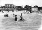 Titre original&nbsp;:  Photograph shows Joe Fortes teaching a woman to swim. Other bathers, and West End buildings, can be seen in the background.
Creator: Timms, Philip T. (September 16, 1874 – August 8, 1973)