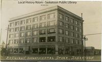 Titre original&nbsp;:  Courtesy Saskatoon Public Library. J.F. Cairns Dept Store No. 4, at corner of 23rd and 2nd Avenue. [ca. 1913]

Creator/Photographer:	Middleton Photo?
