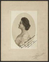 Titre original&nbsp;:  Flora MacDonald Denison, President Canadian Suffrage Association. Canada Toronto, ca. 1911. [to 1914] Photograph. https://www.loc.gov/item/mnwp000361/. Lyont E., Toronto, Canada.