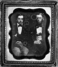 Titre original&nbsp;:  Boucher de la Bruère, docteur Pierre-Claude (1808-1871) et son fils Pierre-René-Joseph-Hippolyte Boucher de la Bruère (1837-1917) 