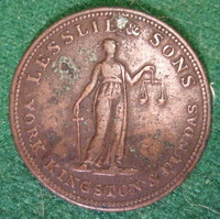 Titre original&nbsp;:    Description Lesslie and Sons business token from 19th Century Ontario Canada. Date 7 March 2009, 02:48 Source CANADA, ONTARIO, YORK KINGSTON and DUNDAS 19th C. LESSLIE and SONS HALFPENNY TOKEN b Author Jerry "Woody" from Edmonton, Canada

