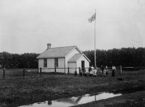 Original title:  MIKAN 3587474 Manitoba school near Brandon. c 1900-1910 [69 KB, 760 X 562]