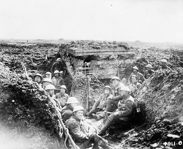 Original title:  Un emplacement de mitrailleuse sur la crête du Plateau de Vimy et les hommes qui en ont chassé les Allemands durant la bataille du Plateau de Vimy. 